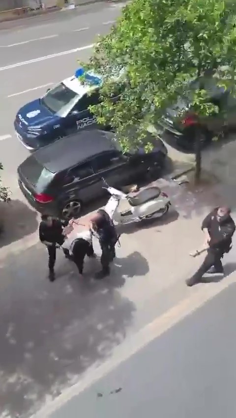 Investigan presunto caso de violencia contra migrantes colombianos en España 4 Investigan presunto caso de violencia contra migrantes colombianos en España Tras estos señalamientos, fuentes de la Cancillería confirmaron que el consulado en Valencia ya tomó contacto con los familiares y los connacionales afectados.