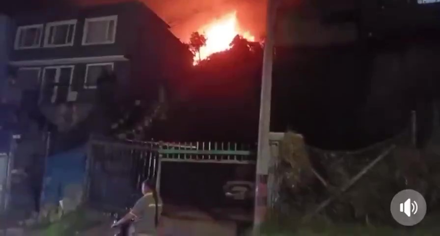 Incendio en Usaquén dejó al menos 5 viviendas afectadas 1 Incendio en Usaquén dejó al menos 5 viviendas afectadas