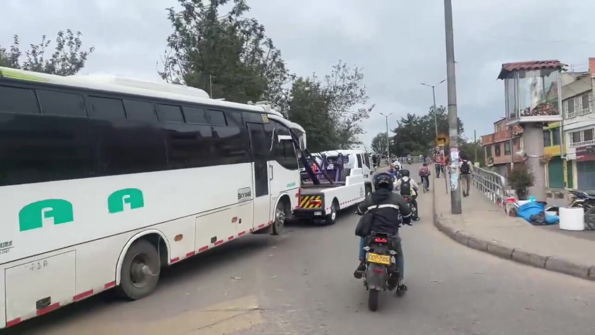 Caos en Suba por bus varado en la vía Lisboa 2 Caos en Suba por bus varado en la vía Lisboa El bus, que presentó fallas mecánicas, quedó atravesado en la vía y bloqueó el paso en uno de los corredores más transitados de la zona.