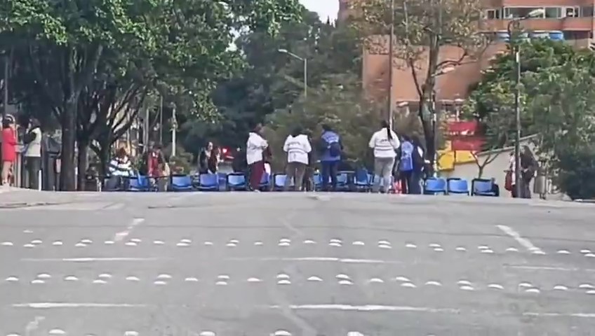 EN VIVO | Protestas diferentes puntos de Bogotá: se mantiene el bloqueo en Suba También se implementó cierre total en la calle 30, en ambos sentidos, para evitar mayores complicaciones en el tráfico.