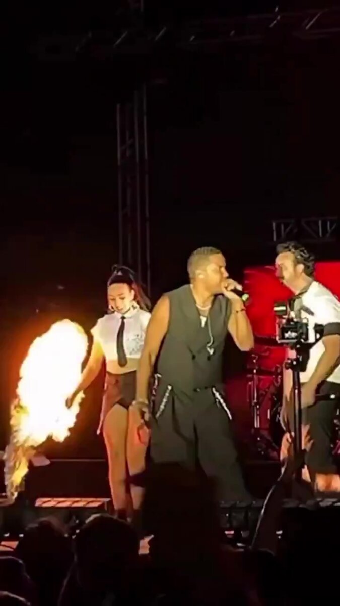 Bailarina de Los Ilegales fue alcanzada por un lanzallamas en pleno concierto 1 Bailarina de Los Ilegales fue alcanzada por un lanzallamas en pleno concierto