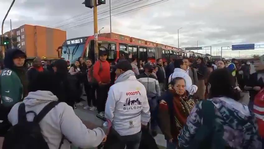 EN VIVO| Se presentan disturbios en inmediaciones de Portal Américas 4 EN VIVO| Se presentan disturbios en inmediaciones de Portal Américas Al cierre de la primera jornada de manifestaciones se registraron disturbios en sectores como Yomasa (Usme) y en las inmediaciones del Portal de las Américas. La Policía hizo presencia a través de la Unidad de Diálogo y Mantenimiento del Orden (Undmo).