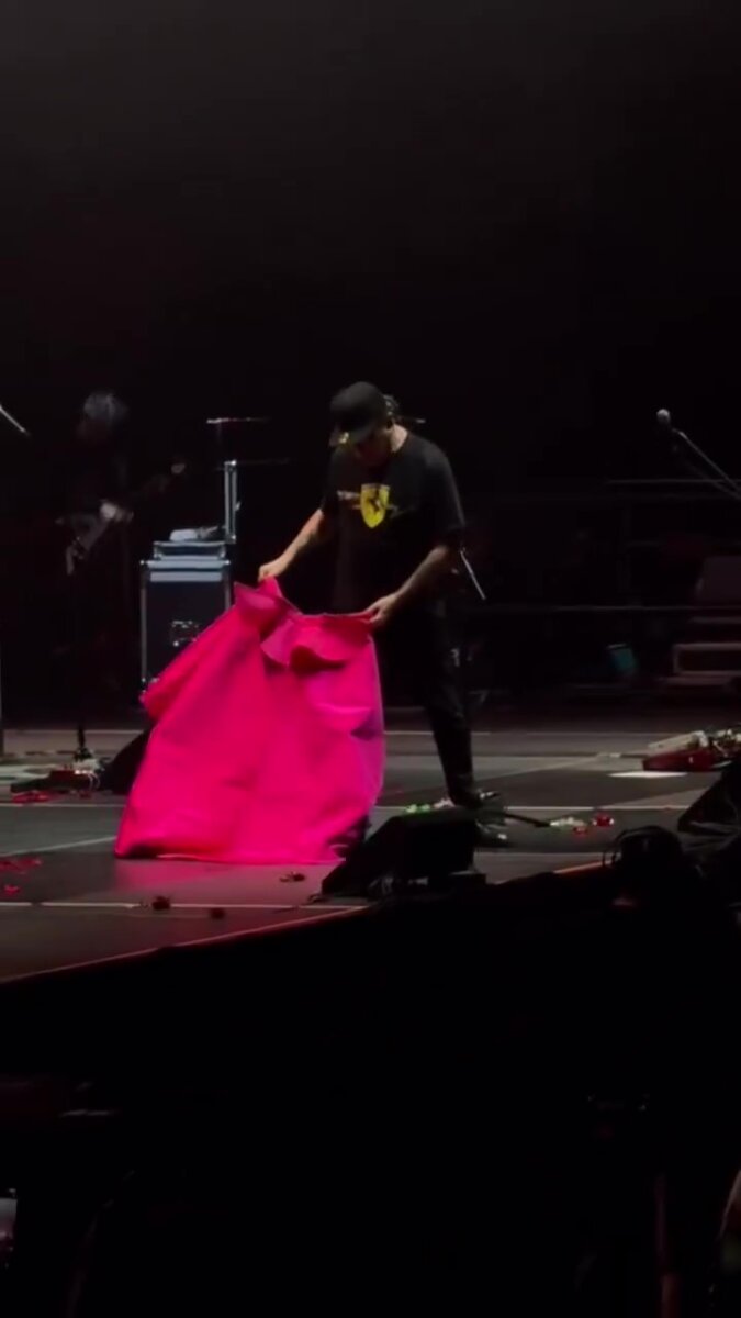 "¡Mo más olé!": así recibieron a Andrés Calamaro en Bogotá 3 "¡Mo más olé!": así recibieron a Andrés Calamaro en Bogotá Una pancarta apareció colgada en uno de los puentes peatonales a las afueras del Movistar Arena con un mensaje claro contra el artista.
