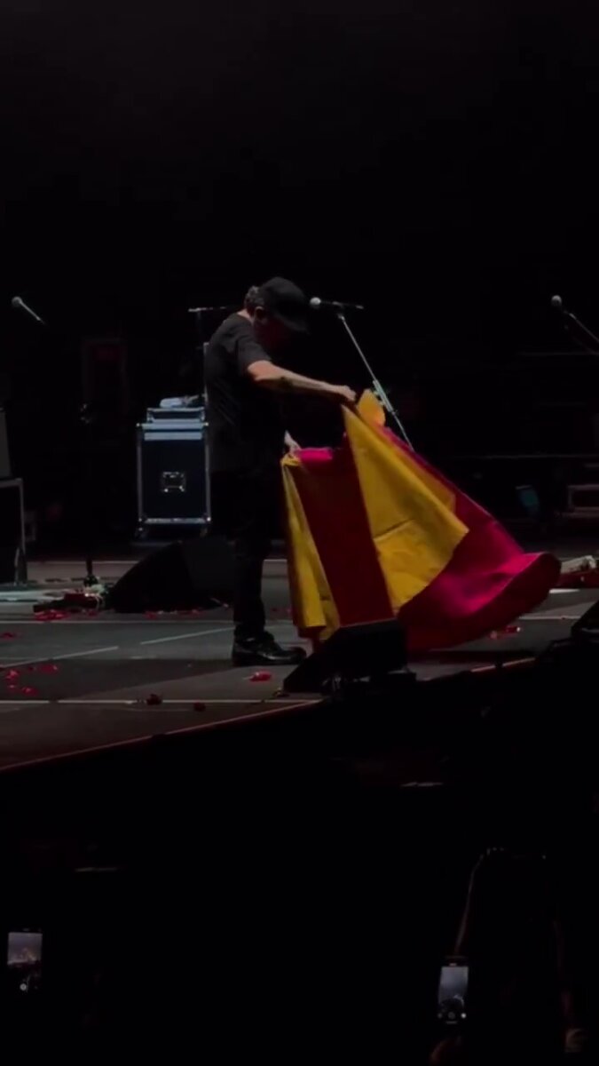 "¡Mo más olé!": así recibieron a Andrés Calamaro en Bogotá 2 "¡Mo más olé!": así recibieron a Andrés Calamaro en Bogotá Una pancarta apareció colgada en uno de los puentes peatonales a las afueras del Movistar Arena con un mensaje claro contra el artista.