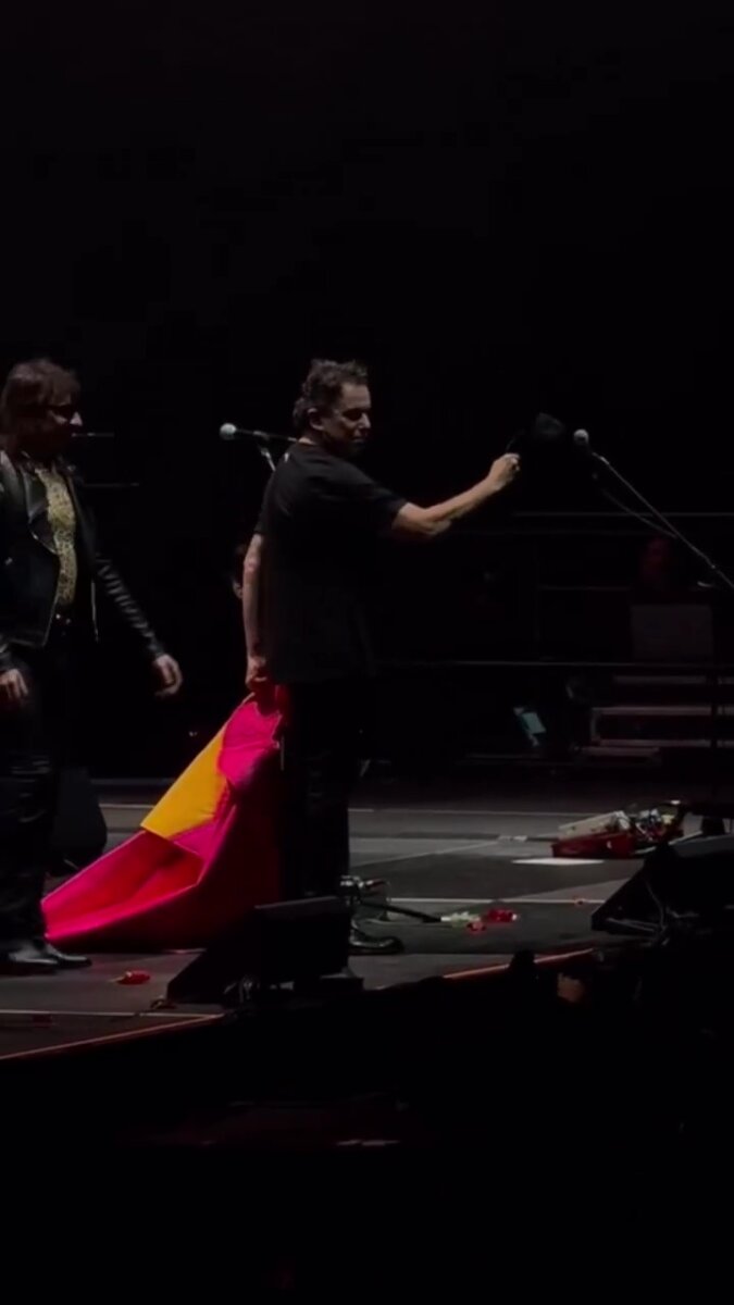 "¡Mo más olé!": así recibieron a Andrés Calamaro en Bogotá 1 "¡Mo más olé!": así recibieron a Andrés Calamaro en Bogotá