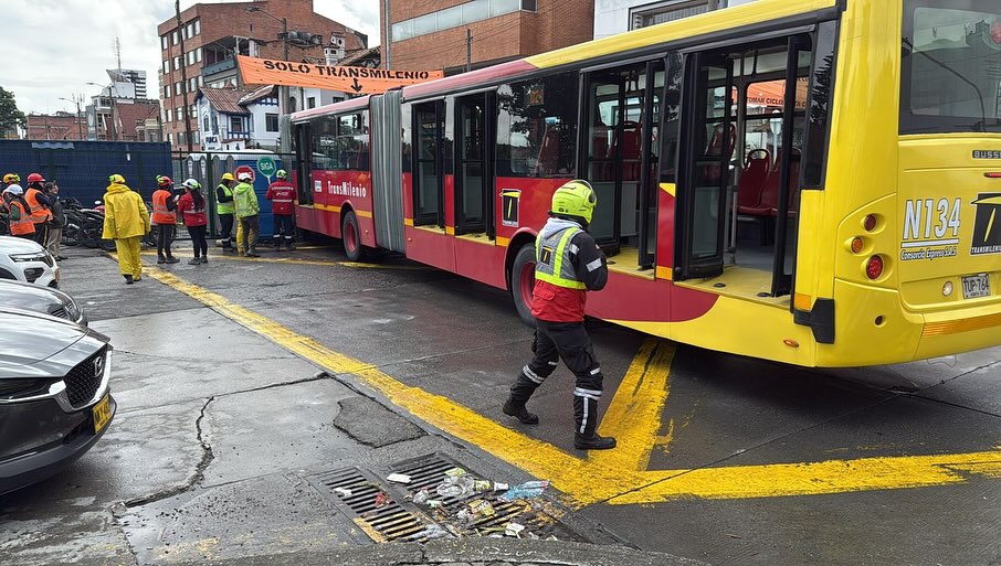 Bus de Transmilenio chocó contra obras del metro en la Avenida Caracas Según versiones preliminares, el choque se habría producido por una mala maniobra del conductor del Transmilenio al intentar cruzar por una zona reducida por las obras.