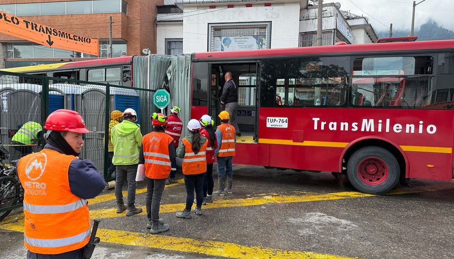 Bus de Transmilenio chocó contra obras del metro en  la Avenida Caracas
