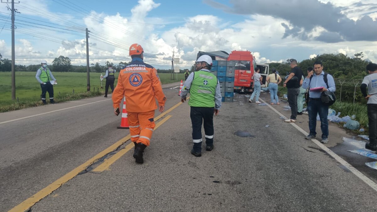 Personal de rescate atiende el siniestro que ocurrió en la vía a Puerto López. 