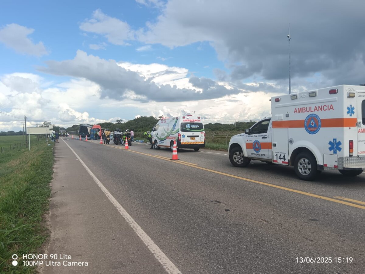 15 heridos por accidente en la vía a Puerto López Según el reporte que brindó la comunidad, el accidente entre el vehículo, y la flota de la Macarena dejó un saldo de 15 heridos.