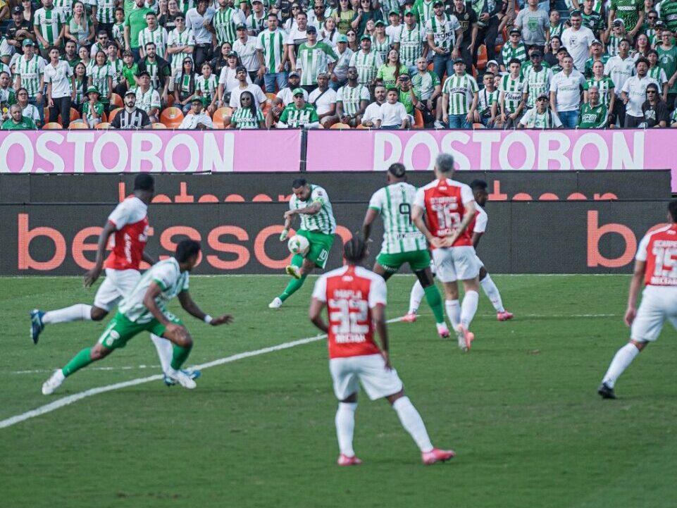Edwin Cardona fue de los mejor de Atlético Nacional. A los 44 minutos marcó un golazo a Santa Fe de tiro libre.