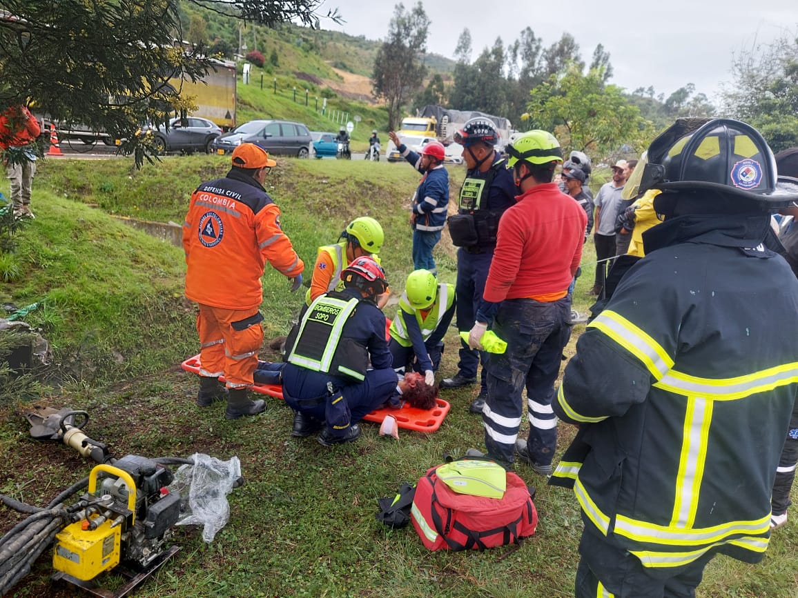 Grave accidente en la vía Bogotá - Briceño: reportan un pasajero muerto y otro herido Una camioneta se salió de la vía y se accidentó. Uno de los pasajeros murió mientras lo llevaban a la Clínica de la Sabana.