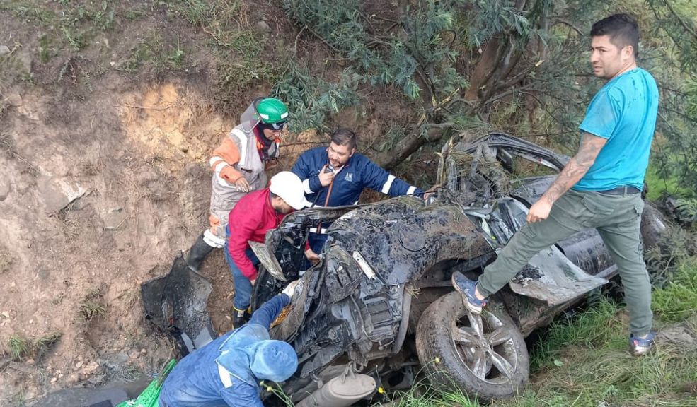 Grave accidente en la vía Bogotá - Briceño: reportan un pasajero muerto y otro herido Una camioneta se salió de la vía y se accidentó. Uno de los pasajeros murió mientras lo llevaban a la Clínica de la Sabana.