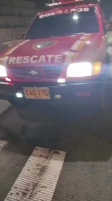 Bomberos de Soacha denuncian que no los dejaron atender emergencia por no pagar el peaje La situación, según relatan los bomberos, se dio por un error involuntario de ruta, cuando intentaron corregir el rumbo, no les permitieron cruzar el peaje.