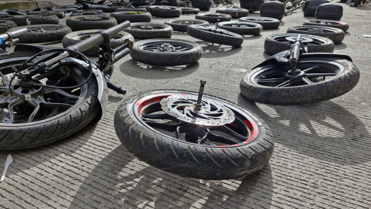 En en el centro de Bogotá hallan depósito ilegal de autopartes de motos hurtadas Durante la diligencia, las autoridades también capturaron a una mujer encargada de cuidar las autopartes de motocicletas robadas.