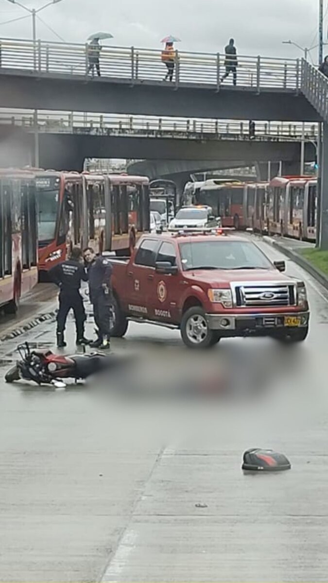 Accidente en la NQS: motero cayó al carril de TransMilenio y falleció Un lamentable accidente se registró esta tarde en la Avenida El Dorado, donde un hombre que se movilizaba en motocicleta perdió la estabilidad y cayó al carril de TransMilenio.
