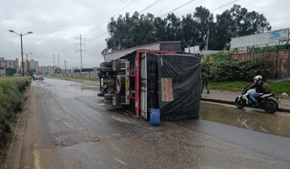 Accidente vial en Fontibón congestión por volcamiento de un camión