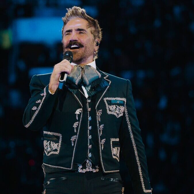 Alejandro Fernández vuelve a Colombia para homenajear a su padre El cantante mexicano, más conocido como 'El Potrillo', traerá a Colombia su gira 'De Rey a Rey', con la que rendirá homenaje a su padre, Vicente Fernández, interpretando los éxitos que lo hicieron grande.