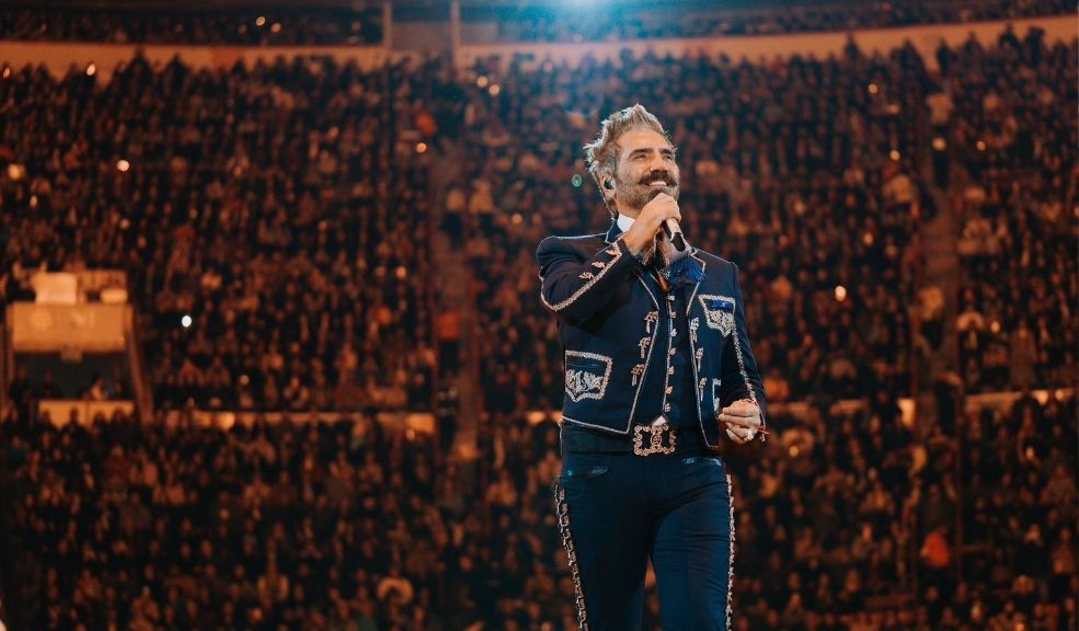 Alejandro Fernández vuelve a Colombia para homenajear a su padre El cantante mexicano, más conocido como 'El Potrillo', traerá a Colombia su gira 'De Rey a Rey', con la que rendirá homenaje a su padre, Vicente Fernández, interpretando los éxitos que lo hicieron grande.