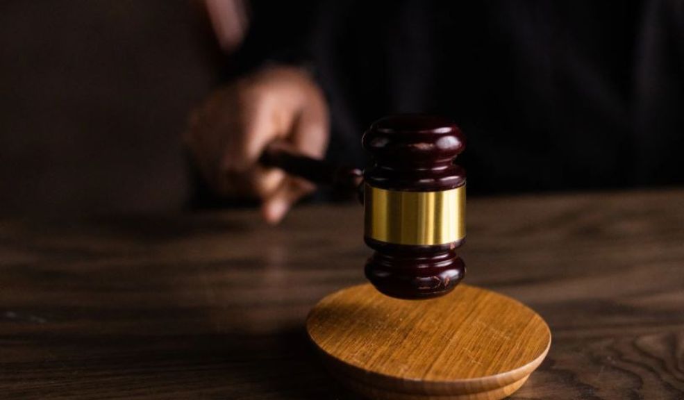 Asaltantes disfrazados de policías recibirán más de 20 años en la cárcel Tres hombres han sido condenados a más de 20 años de cárcel por una serie de violentos robos a viviendas en Bogotá, donde se hacían pasar por policías para cometer sus crímenes.