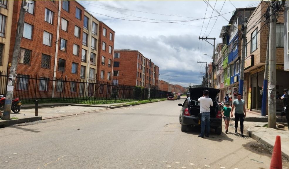 Asesinato a bala a comerciante dentro de panaderia en Soacha Un brutal asesinato conmocionó a Soacha en la noche del pasado martes, donde un comerciante de 59 años fue atacado a bala por dos sujetos a pocos metros de su casa.
