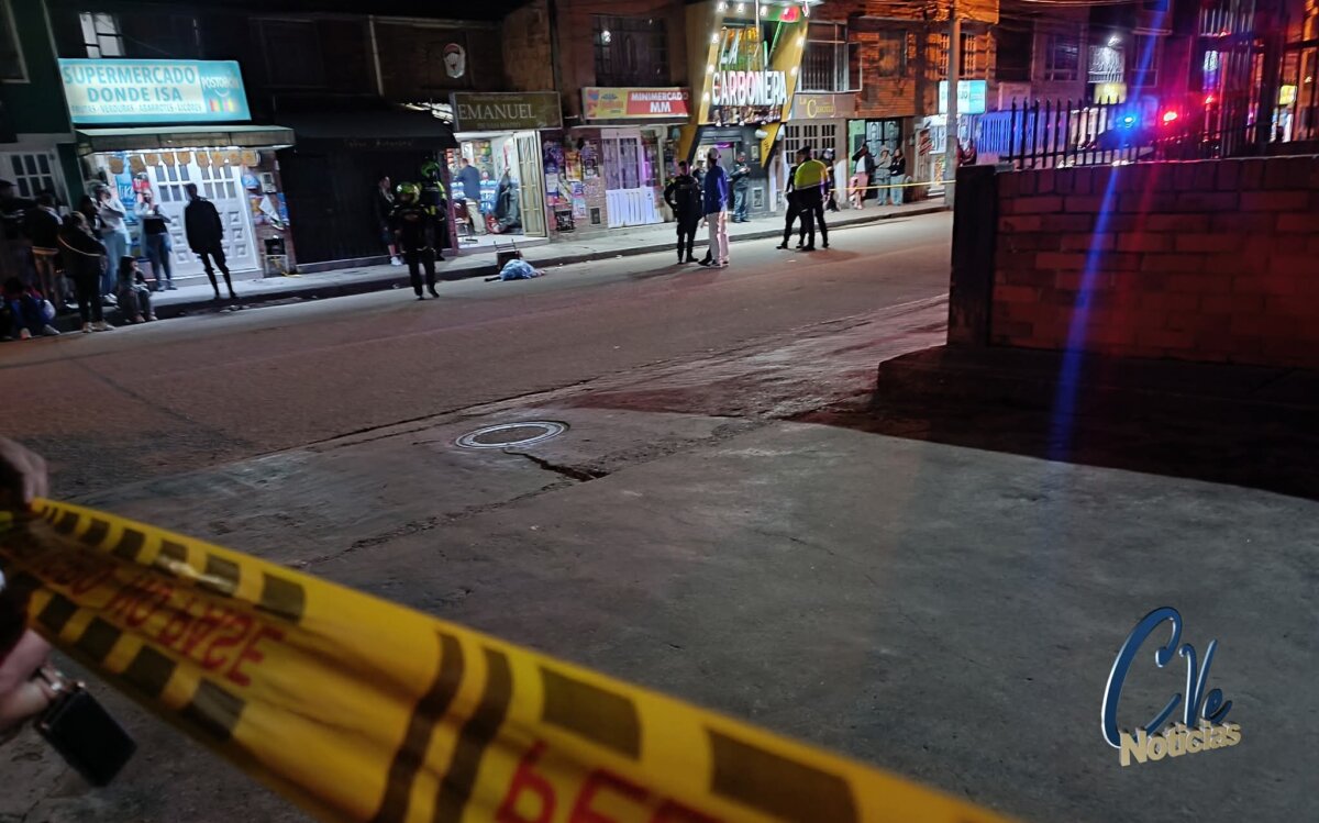 Asesinato a bala a comerciante dentro de panaderia en Soacha Un brutal asesinato conmocionó a Soacha en la noche del pasado martes, donde un comerciante de 59 años fue atacado a bala por dos sujetos a pocos metros de su casa.
