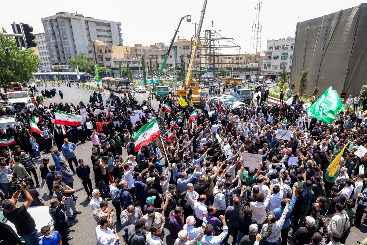 Iraníes protestan por el ataque con misiles de Israel. Foto: AFP.