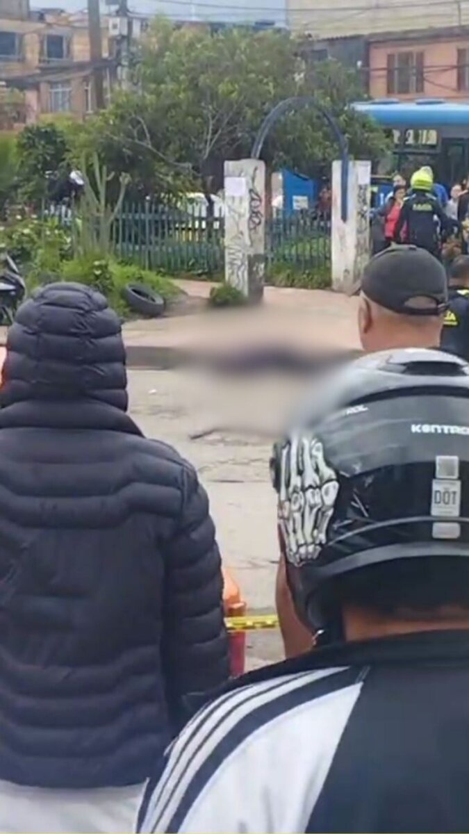 ¡Atención! Asesinaron a un hombre en plena vía de Bosa 1 ¡Atención! Asesinaron a un hombre en plena vía de Bosa En la localidad de Bosa un hombre fue asesinado a tiros en plena vía pública. La víctima, aún sin identificar, recibió varios disparos de sujetos que se movilizaban en motocicleta.