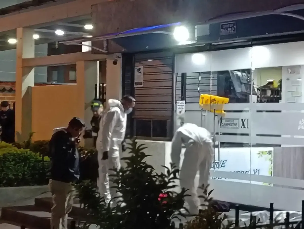 Aterrador asesinato del joven Daniel Jiménez en Parque Campestre de Soacha Un hombre asesinó sin mediar palabra a un joven frente al conjunto residencial Parque Campestre en Soacha. Las autoridades están tras su paradero.