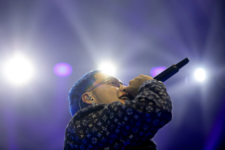 Blessd anuncia el concierto más grande de su carrera artística: la fecha y el lugar Blessd acaba de anunciar el concierto más grande de su carrera. El próximo 22 de noviembre el artista paisa se tomará el Vive Claro de Bogotá, el nuevo escenario para grandes conciertos en Bogotá, con una capacidad cercana a las 40.000 personas.
