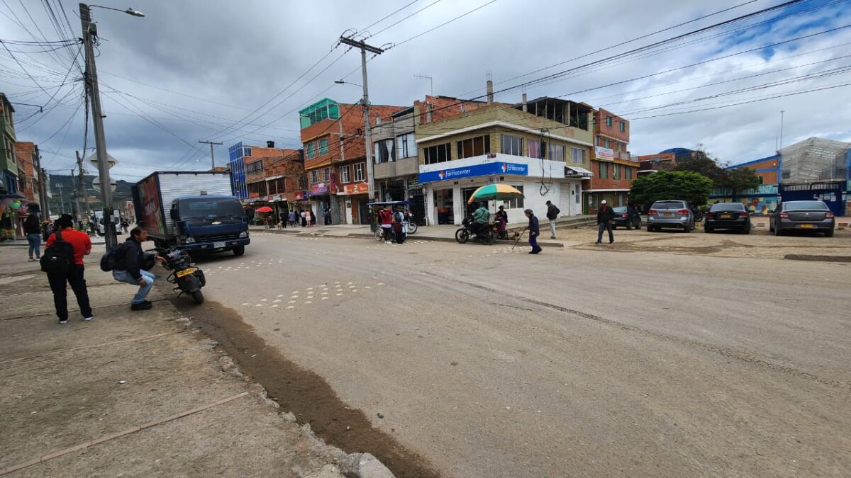 Balacera en Soacha terminó con un joven muerto y un hombre gravemente herido Un ataque a bala en el barrio San Nicolás, Soacha, le costó la vida a un joven y dejó a otro gravemente herido en plena vía pública.