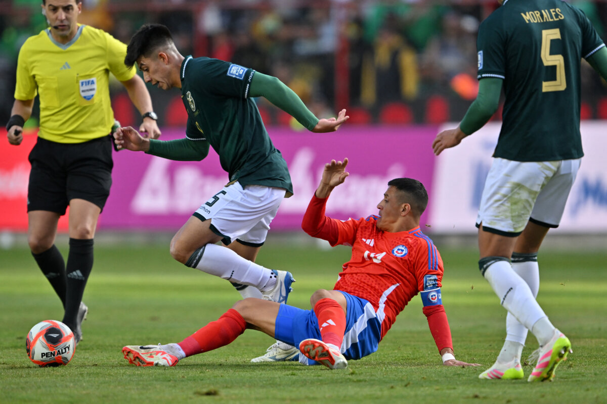 Bolivia venció a Chile, lo eliminó del Mundial y lo dejó sin DT Bolivia venció 2-0 a Chile y lo eliminó anticipadamente del Mundial. Su DT, Ricardo Gareca, se renunció a la Roja.