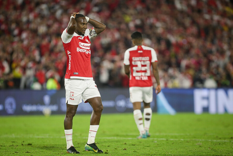 Santa Fe no pudo sacar ventaja en casa, ante el Medellín, en la ida de la final de Liga 3 Santa Fe no pudo sacar ventaja en casa, ante el Medellín, en la ida de la final de Liga Un empate sin goles selló anoche el juego de ida de la final entre Independiente Santa Fe y el Deportivo Independiente Medellín. La sensación final es que el ‘Poderoso’ hizo negocio: jugó mejor, mereció ganar, sacó el empate y ahora tendrá la oportunidad de buscar la estrella junto a su gente el próximo domingo.