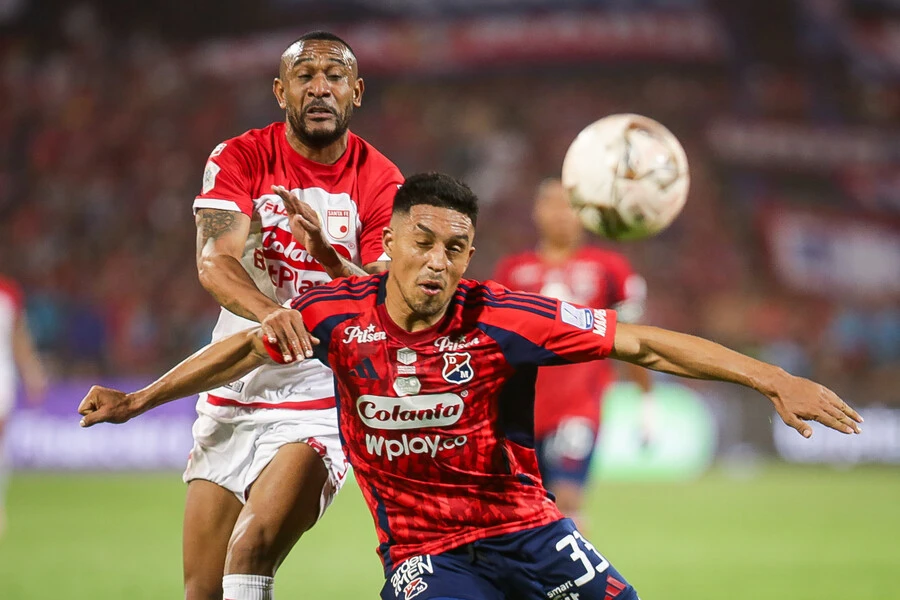 Si no es sufrido, no es para Santa Fe. Así 'El León' conquistó su décima estrella 3 Si no es sufrido, no es para Santa Fe. Así 'El León' conquistó su décima estrella La crónica que cuenta, en detalle, cómo Santa Fe se impuso a Medellín como visitante para consagrarse campeón de la Liga por décima vez en su historia. Más de un hincha 'Cardenal' se llenará de orgullo.