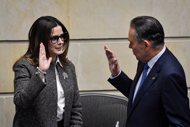 La abogada Lina Escobar es nueva magistrada de la Corte Constitucional 1 La abogada Lina Escobar es nueva magistrada de la Corte Constitucional Como se esperaba, fue elegida por gran mayoría de la plenaria del Senado, con 82 votos, la abogada Lina María Escobar. Con 8 votos quedó Lisneider Hinestroza y con 2 votos, Carolina Martínez.