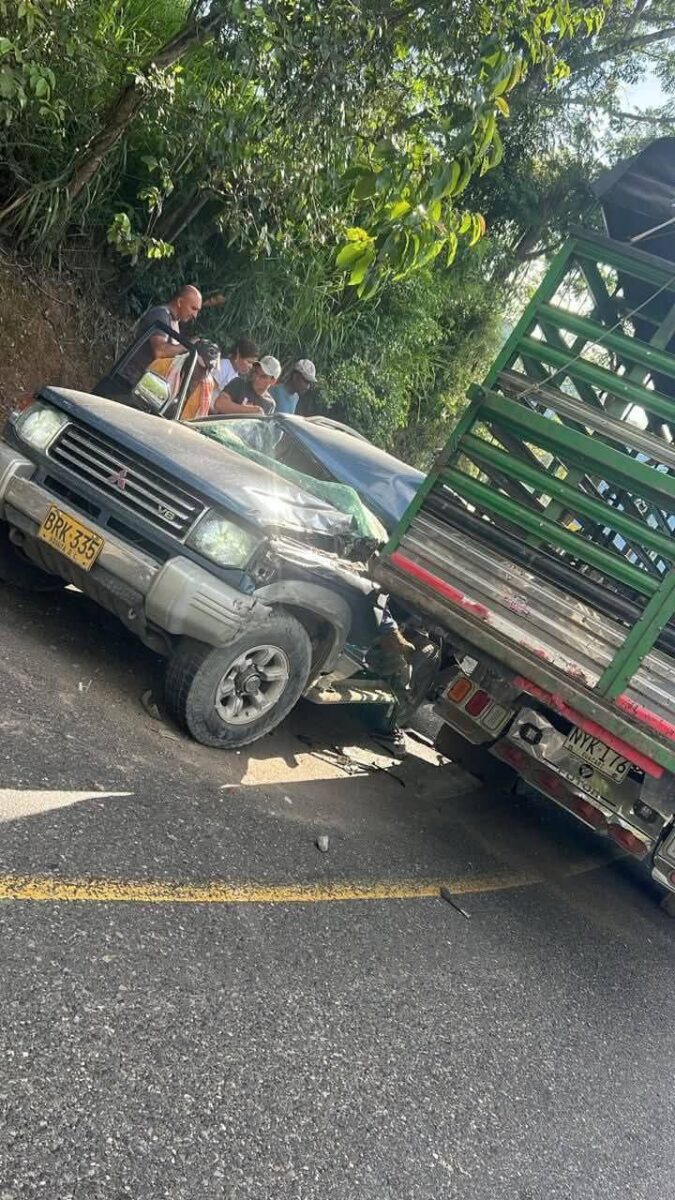 Camión invade carril y causa la muerte de Javier en Cundinamarca