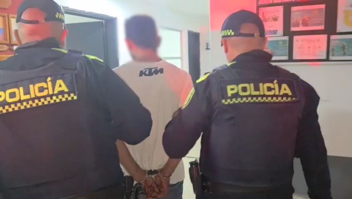 Capturado alias ‘Chicharrón’ en pleno atentado en Puerto Salgar, Cundinamarca Un hombre señalado de múltiples delitos fue sorprendido por la Policía cuando disparaba contra dos personas en zona ferroviaria de Cundinamarca.