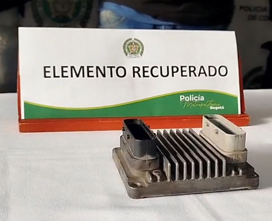 Capturan a 'Los Caquitos', dedicados al hurto de autopartes 2 Capturan a 'Los Caquitos', dedicados al hurto de autopartes Dos hombres, presuntos integrantes de la banda 'Los Caquitos', fueron capturados en Ciudad Bolívar mientras hurtaban partes de un vehículo.