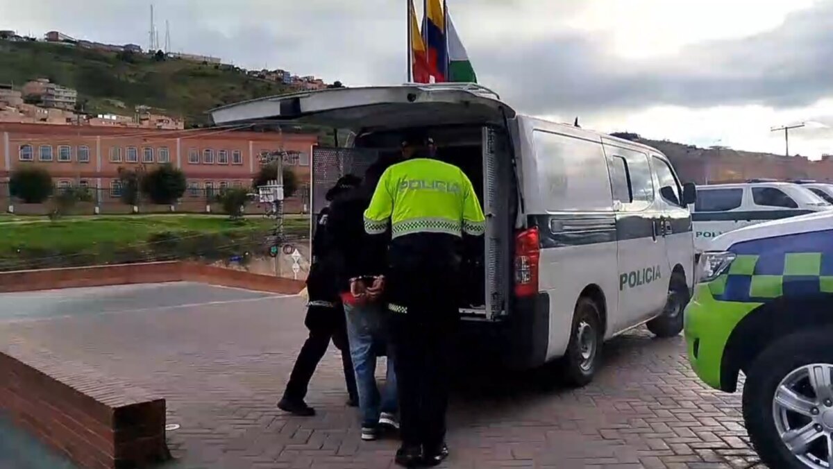 Capturan a 'Los Caquitos', dedicados al hurto de autopartes 1 Capturan a 'Los Caquitos', dedicados al hurto de autopartes Dos hombres, presuntos integrantes de la banda 'Los Caquitos', fueron capturados en Ciudad Bolívar mientras hurtaban partes de un vehículo.