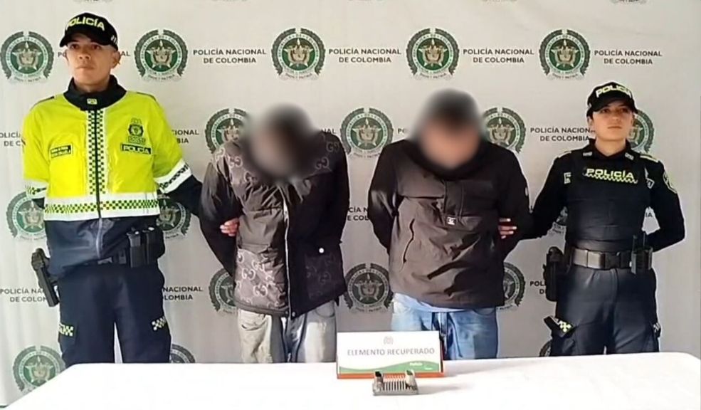 Capturan a 'Los Caquitos', dedicados al hurto de autopartes 5 Capturan a 'Los Caquitos', dedicados al hurto de autopartes Dos hombres, presuntos integrantes de la banda 'Los Caquitos', fueron capturados en Ciudad Bolívar mientras hurtaban partes de un vehículo.