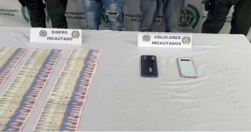 Capturan a dos extorsionistas en Tunjuelito: uno acababa de salir de la cárcel 2 Capturan a dos extorsionistas en Tunjuelito: uno acababa de salir de la cárcel Dos presuntos extorsionistas fueron capturados en flagrancia en la localidad de Tunjuelito. Los sujetos se hacían pasar por integrantes del 'Bloque Capital de las FARC EP' para intimidar a comerciantes locales.