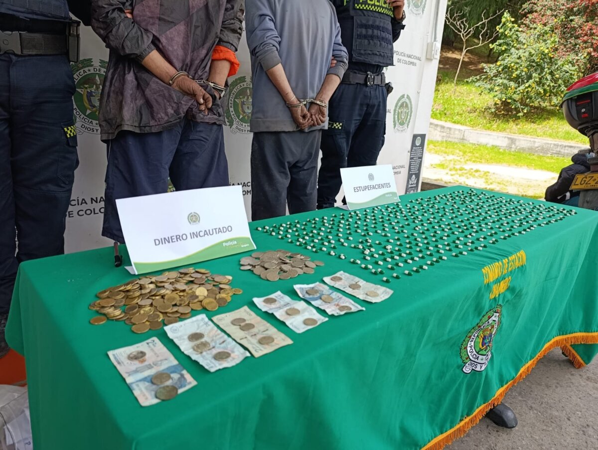 Capturan a dos personas que vendían droga debajo de un puente en Chapinero