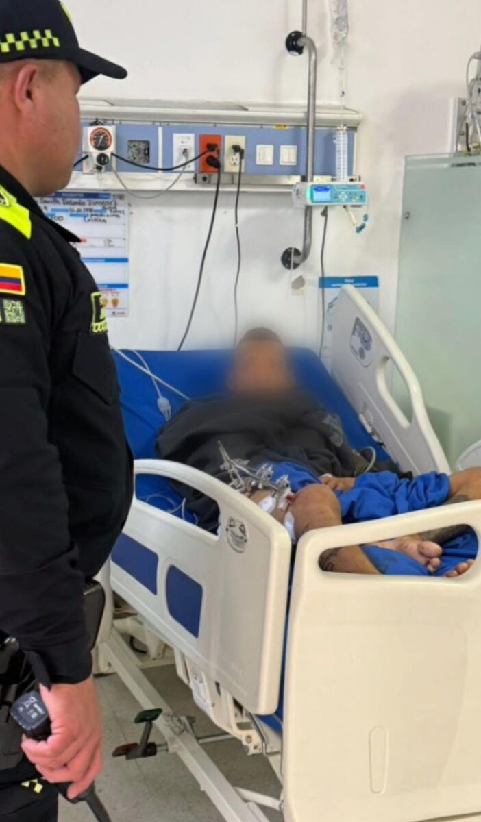 Capturan a hombre que intentó atacar a su pareja con botella en Suba Un Policía evitó un feminicidio en Suba tras capturar a un hombre que intentó agredir a su pareja con una botella.