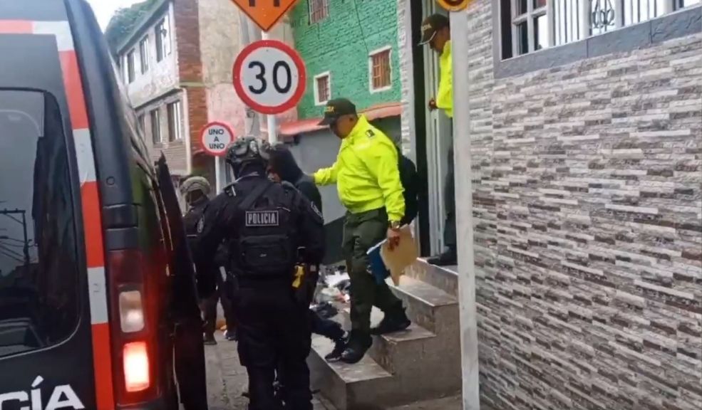 Capturan a integrantes y cabecillas del ‘Tren de Aragua’ en el Santa Fe La Policía Nacional desarticuló una red delictiva vinculada al Tren de Aragua en un extenso operativo que abarcó siete localidades de Bogotá y dos municipios de Cundinamarca.