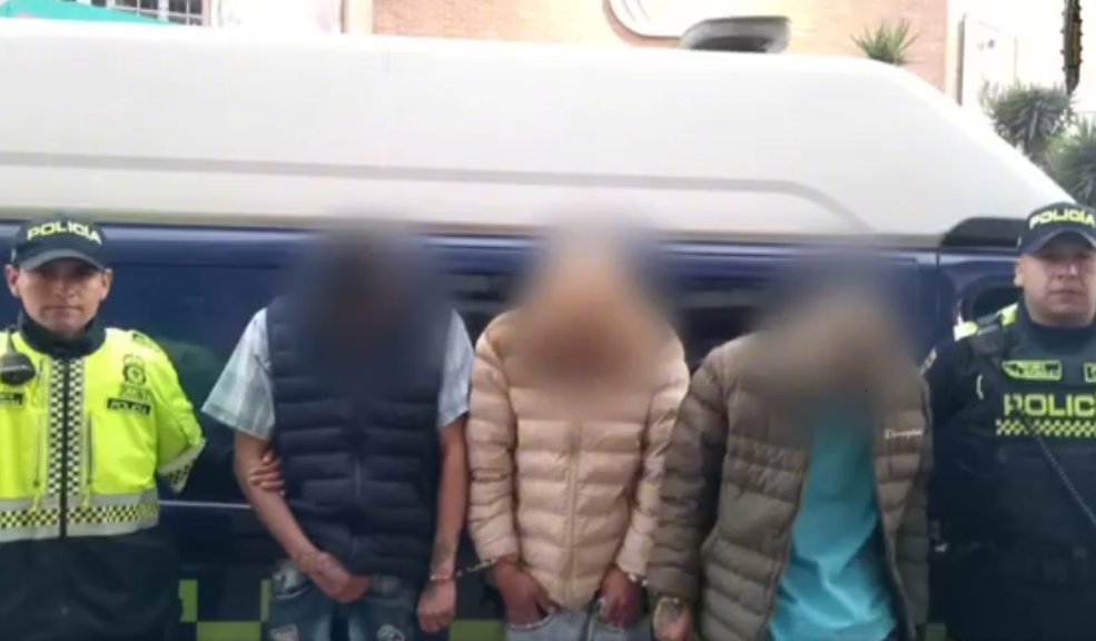 Capturan a tres hombres en TransMilenio tras robarle la gorra a un pasajero