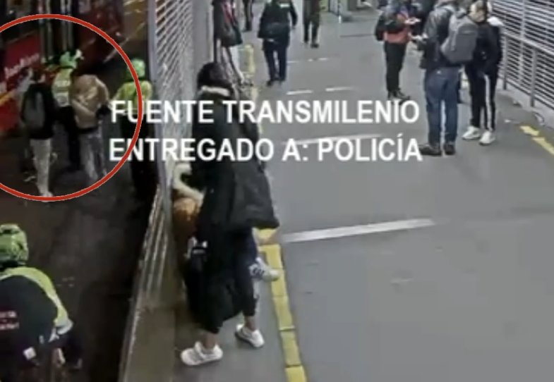 Capturan a tres hombres en TransMilenio tras robarle la gorra a un pasajero 2 Capturan a tres hombres en TransMilenio tras robarle la gorra a un pasajero