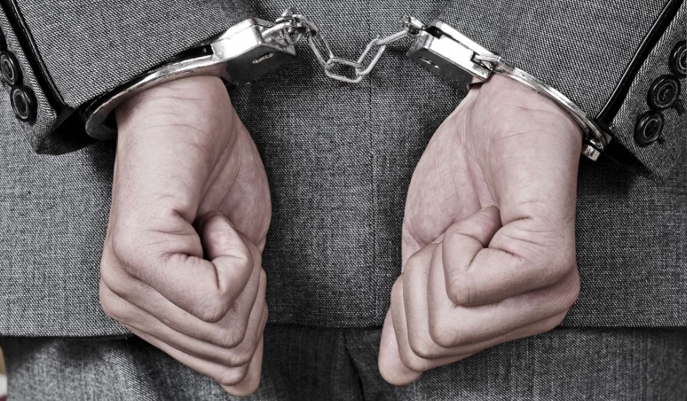 Capturan a un hombre con 28 papeletas de bazuco en Villavicencio 1 Capturan a un hombre con 28 papeletas de bazuco en Villavicencio En Villavicencio, la Policía Metropolitana capturó a un hombre de 43 años en flagrancia por tráfico de estupefacientes en el barrio Villas del Ocoa.