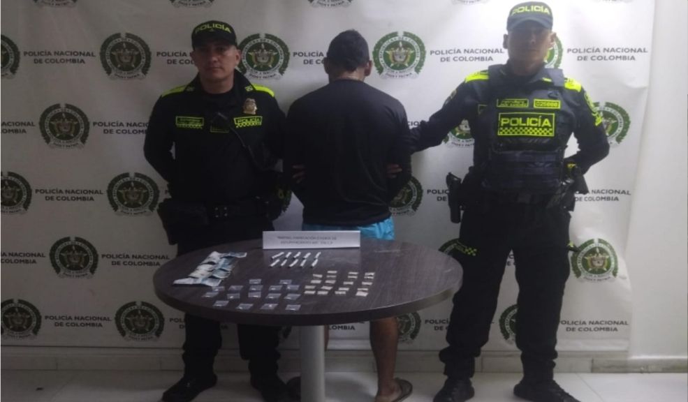 Capturan a un hombre con 28 papeletas de bazuco en Villavicencio En Villavicencio, la Policía Metropolitana capturó a un hombre de 43 años en flagrancia por tráfico de estupefacientes en el barrio Villas del Ocoa.
