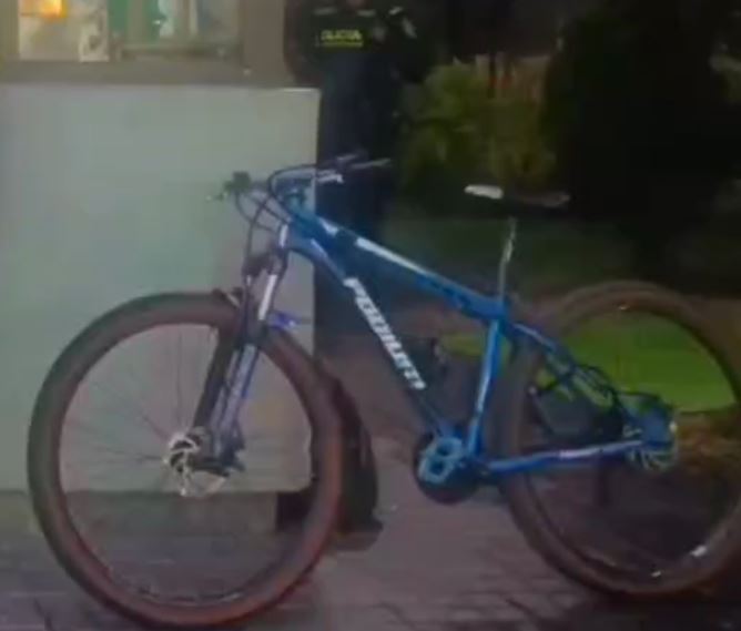 Capturan dentro de un caño en Usaquén a indigente con una bicicleta robada 2 Capturan dentro de un caño en Usaquén a indigente con una bicicleta robada Capturan a un hombre en condición de calle que intentaba ocultar una bicicleta robada dentro de un caño, durante operativo policial en Usaquén.