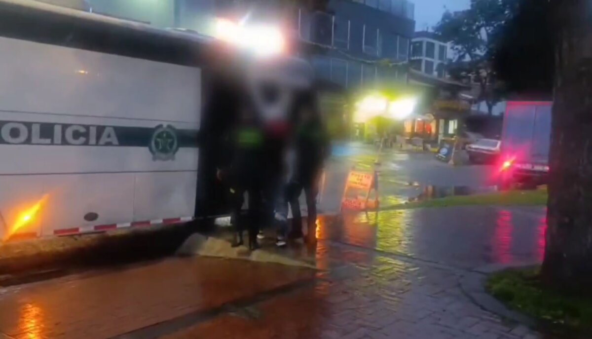 Capturan dentro de un caño en Usaquén a indigente con una bicicleta robada 1 Capturan dentro de un caño en Usaquén a indigente con una bicicleta robada Capturan a un hombre en condición de calle que intentaba ocultar una bicicleta robada dentro de un caño, durante operativo policial en Usaquén.