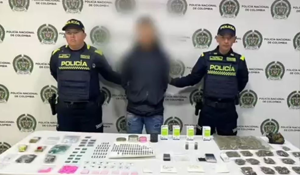 Capturan en Soacha al zar de las drogas sintéticas: alias 'NN' 10 Capturan en Soacha al zar de las drogas sintéticas: alias 'NN' La Policía Metropolitana de Soacha capturó a alias 'NN', señalado como uno de los principales distribuidores de drogas sintéticas en el municipio.